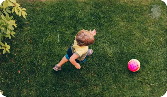 dziecko biegające po trawie